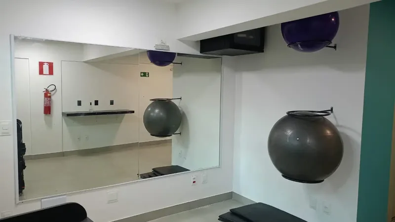 Espelho grande instalado em parede de sala de ginástica