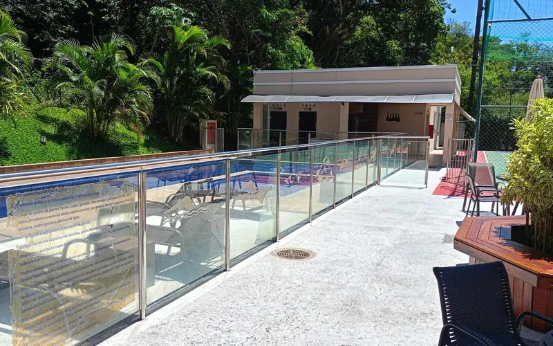 Guarda-corpo de vidro em volta de piscina