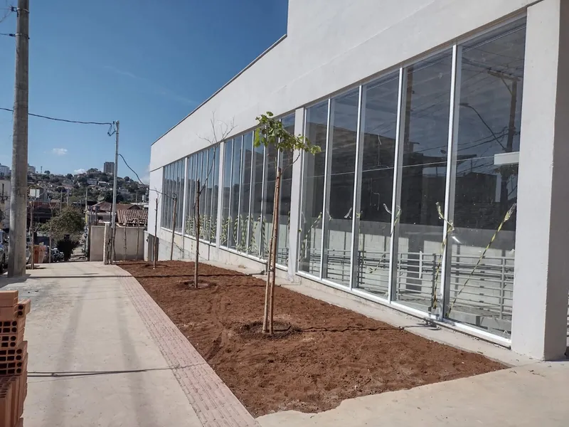 Prédio comercial com fachada de vidro e caixilhos de alumínio
