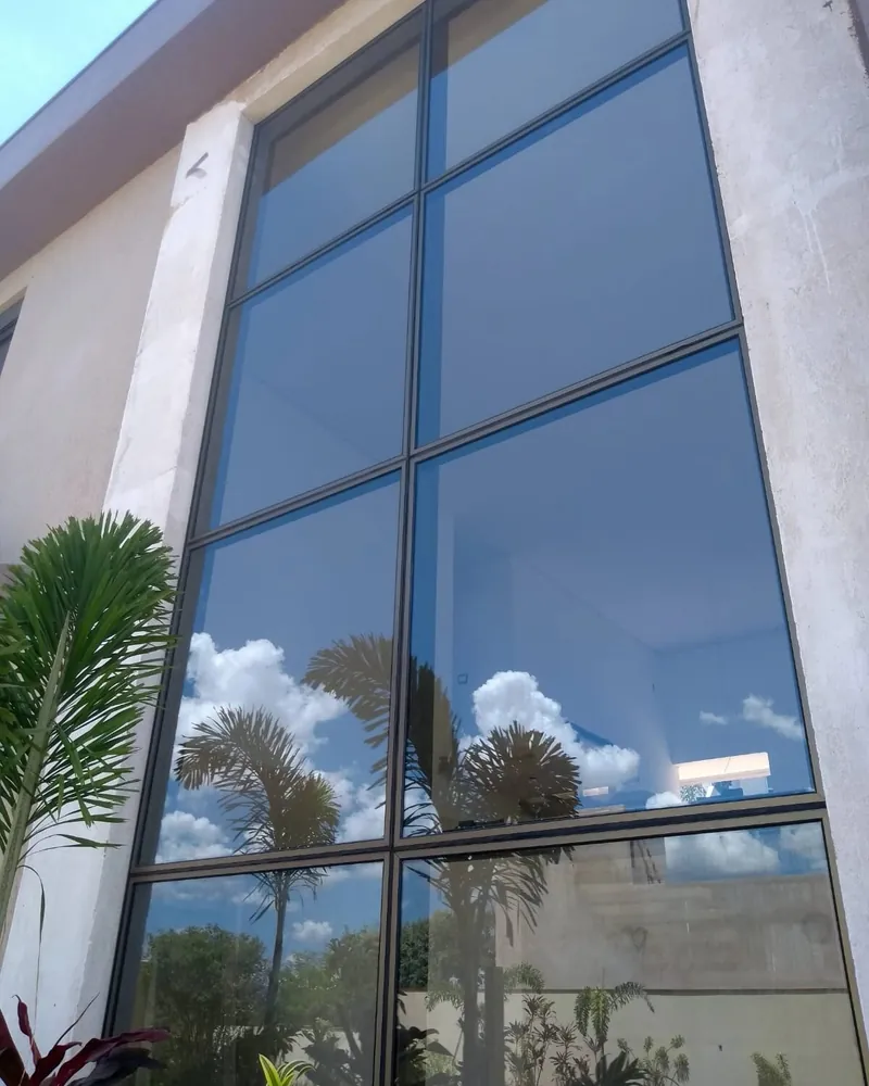 Fachada com caixilhos de alumínio e vidro instalados pela DS Glass